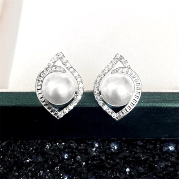 New Gorgeous 925 Silver Sim. Diamond Cultured Pearl Studs - Picture 4 of 4